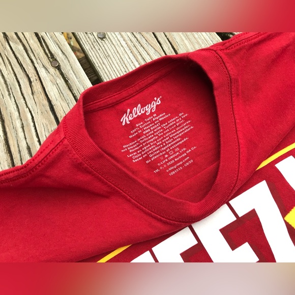 2/$10 Mens M Red CHEEZ IT Kellogg’s Graphic Logo Tshirt Tee Merch Favorite Snack - Picture 4 of 5